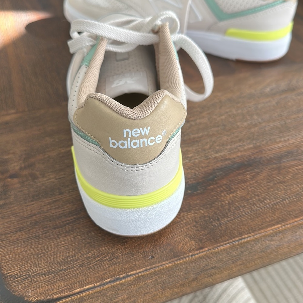 New balance - Picture 3 of 4